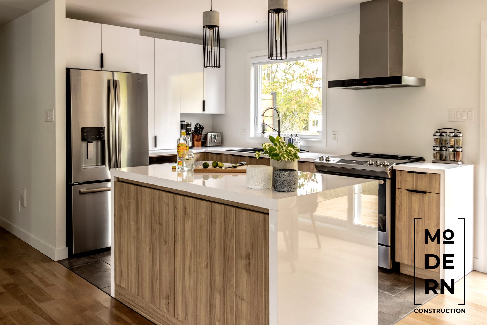 Cuisine moderne avec îlot central et électroménagers.