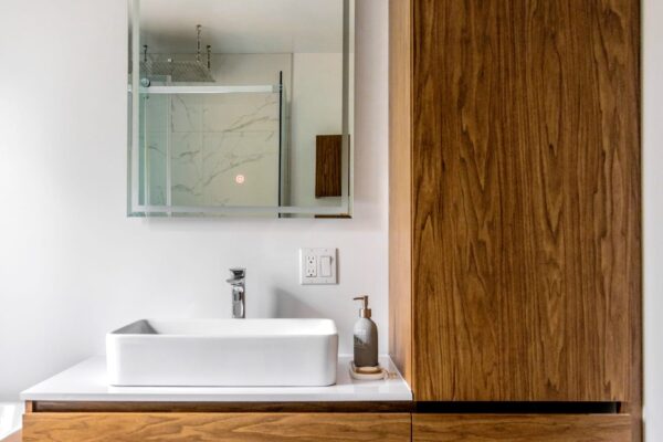 Salle de bain moderne avec meuble en bois