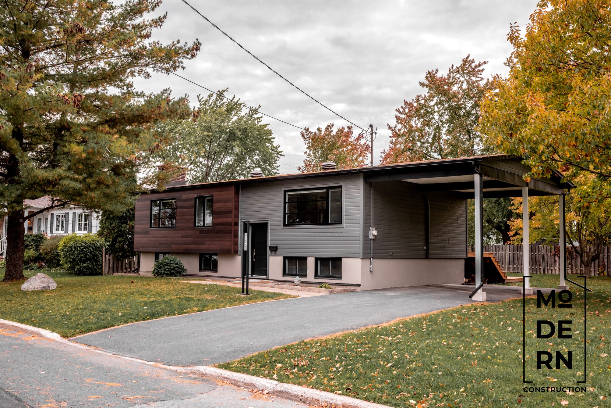 Maison moderne avec façade en bois.