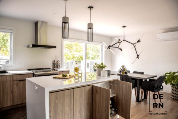 Cuisine moderne avec îlot central en bois.