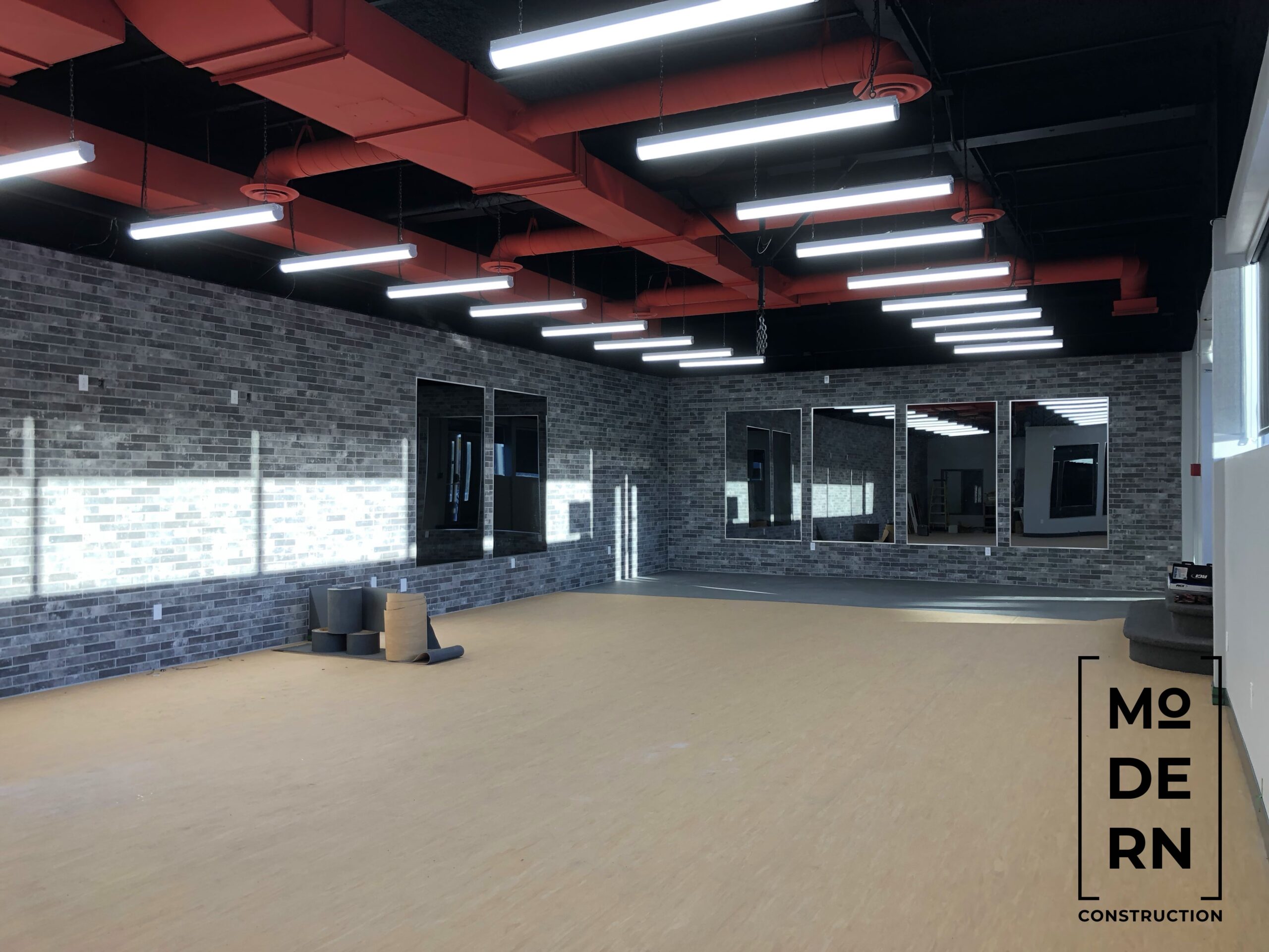 Salle moderne avec murs en brique et éclairage LED.