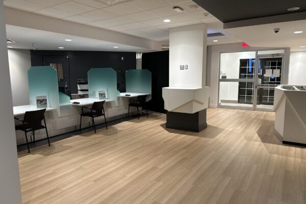 Espace de travail moderne avec cloisons en verre