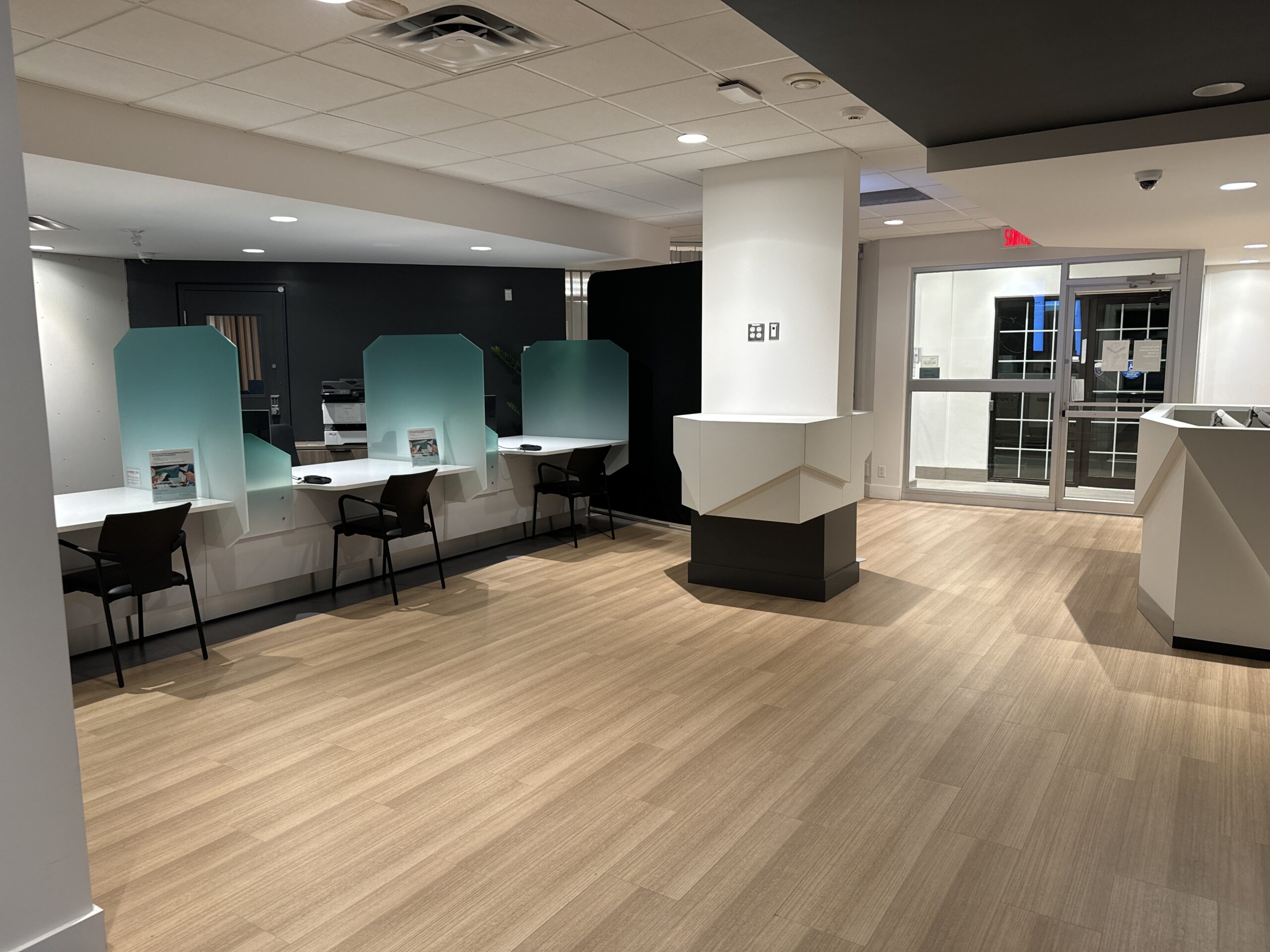 Espace bureau moderne avec cabines de travail.
