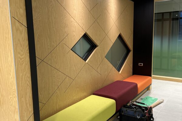 Coin détente moderne avec sièges colorés et lumière.
