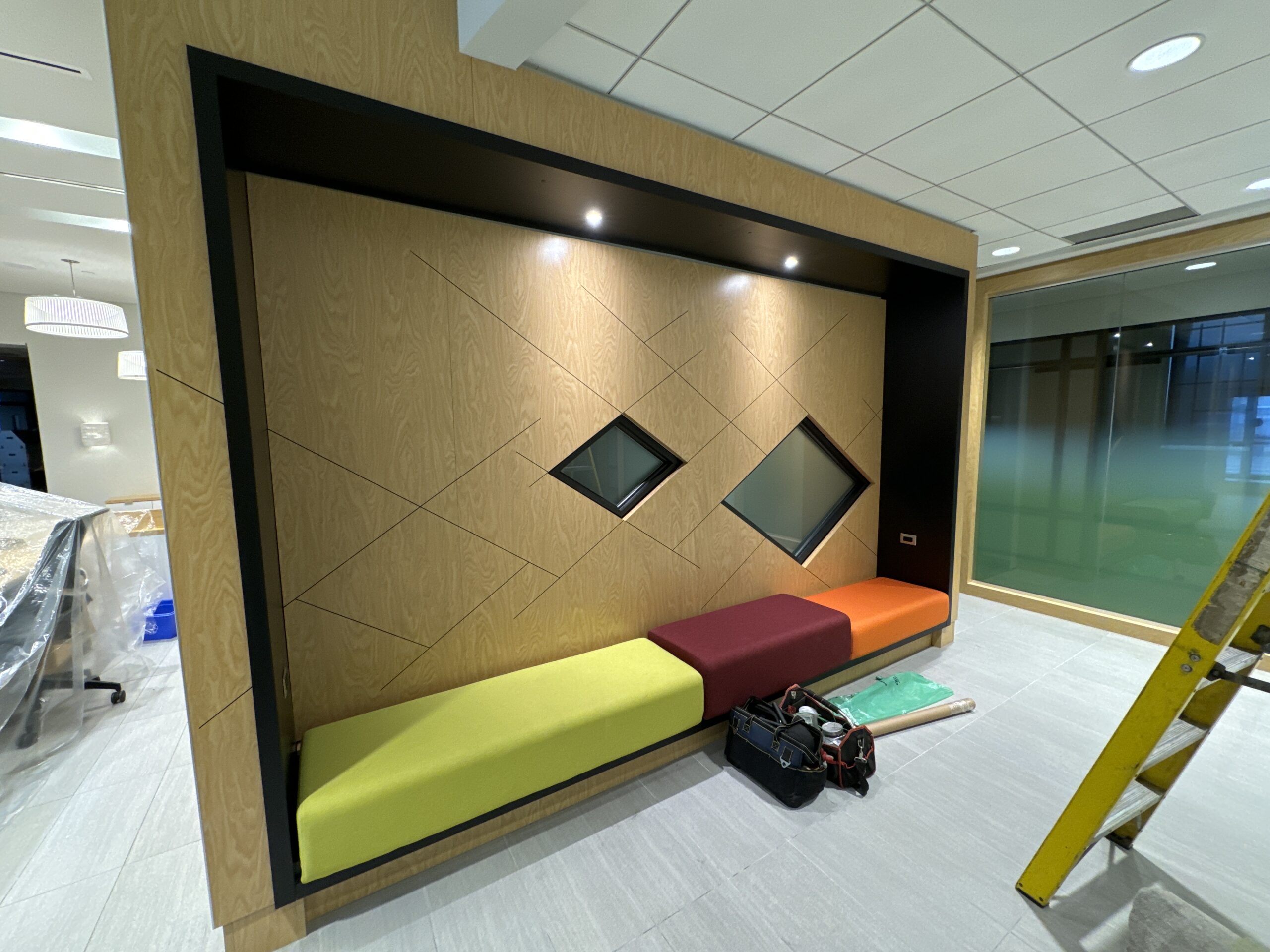 Salle d'attente moderne avec banc coloré
