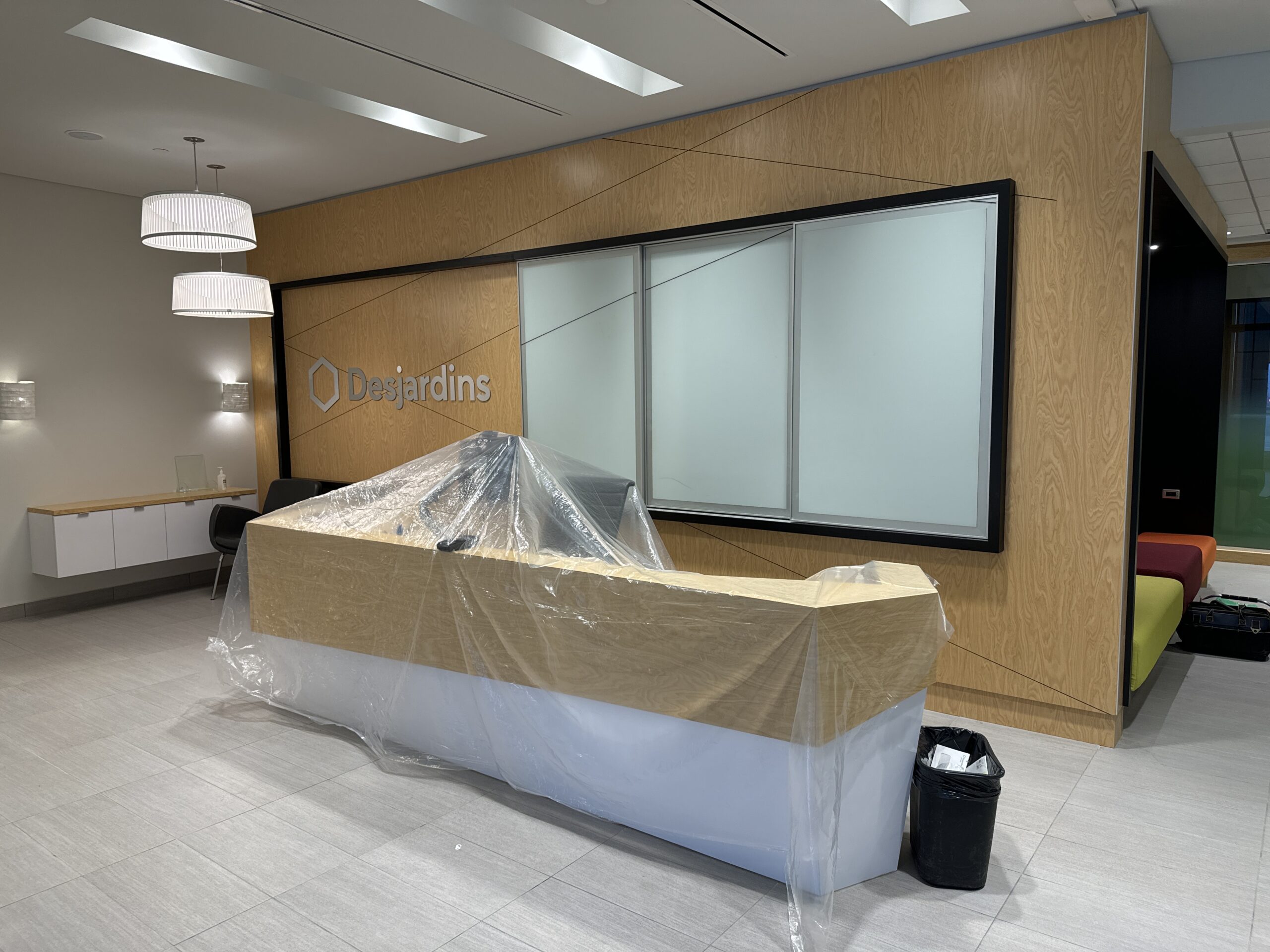 Réception sous plastique dans une banque Desjardins.