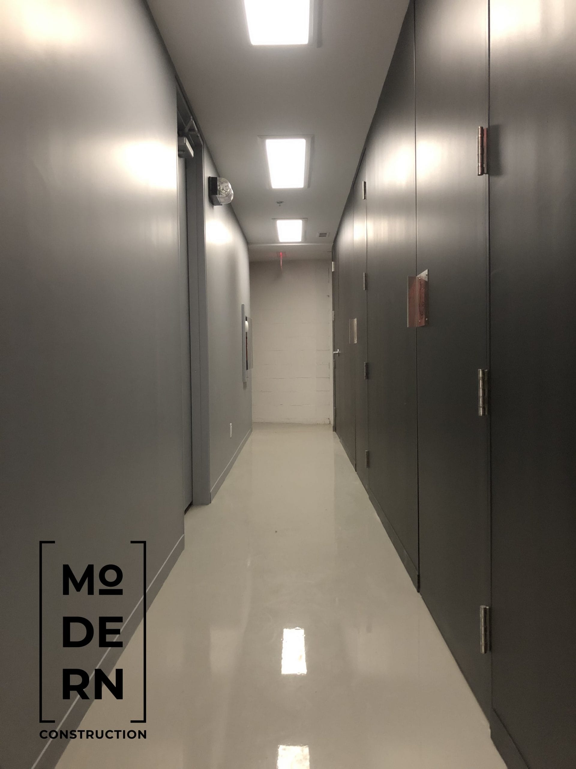 Couloir moderne avec éclairage au plafond