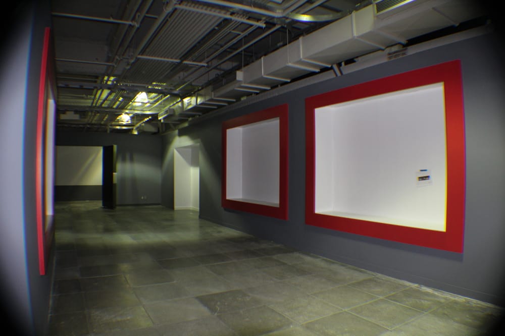 Galerie d'art moderne avec cadres rouges.