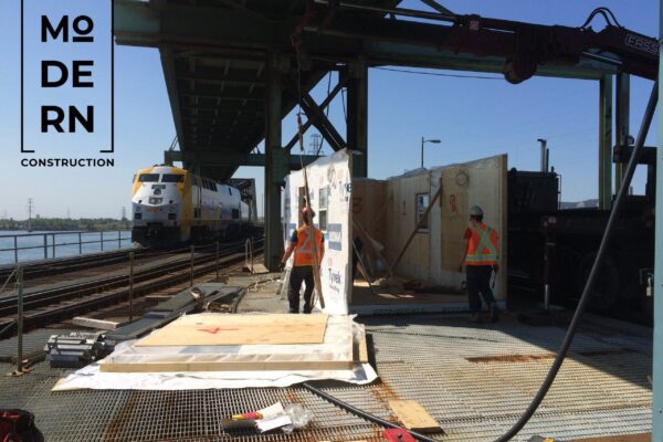 Travaux de construction sur un pont ferroviaire.