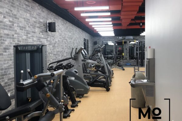 Salle de sport moderne avec équipements de fitness.