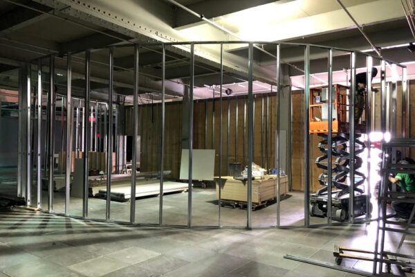 Construction d'une cloison métallique dans un bâtiment