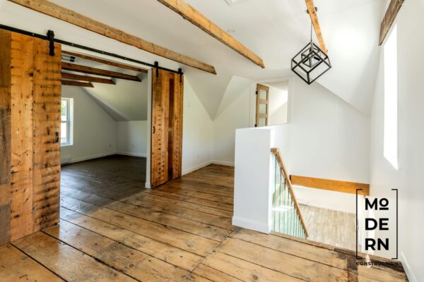 Intérieur moderne avec parquet en bois.