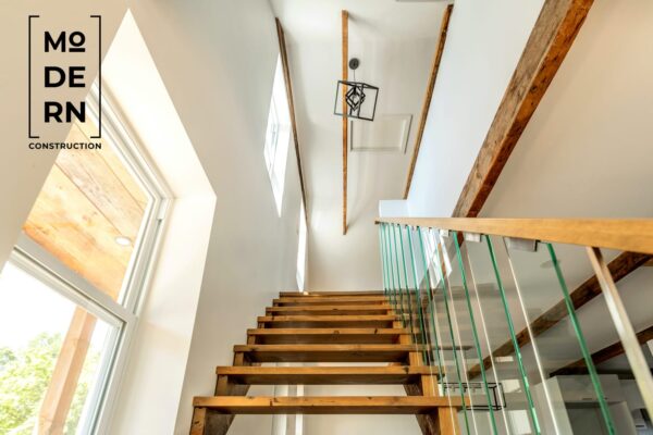 Escalier moderne avec garde-corps en verre
