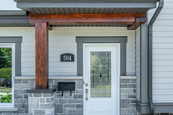 Entrée de maison moderne avec porte blanche.