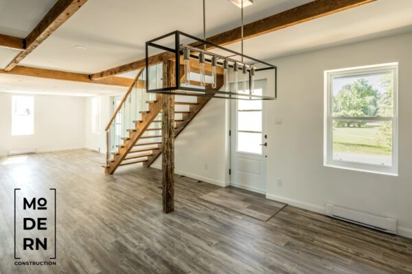 Intérieur moderne avec escalier en bois