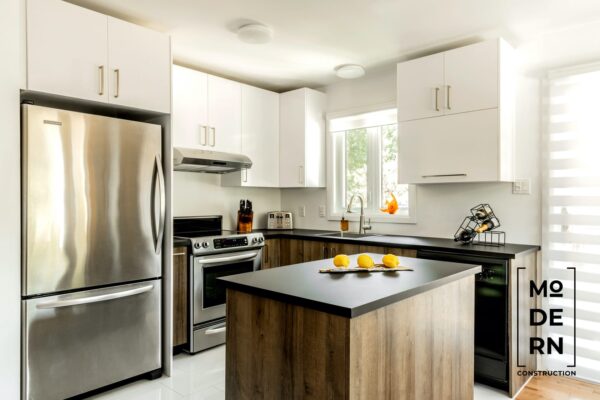 Cuisine moderne avec îlot central et appareils inoxydables.