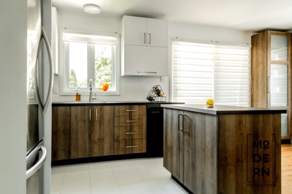 Cuisine moderne en bois avec îlot central.