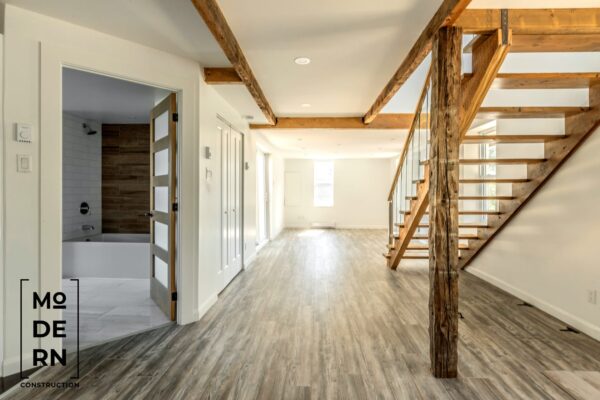 Intérieur moderne avec escalier en bois.