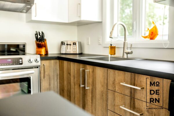 Cuisine moderne avec éviers et appareils électroménagers.