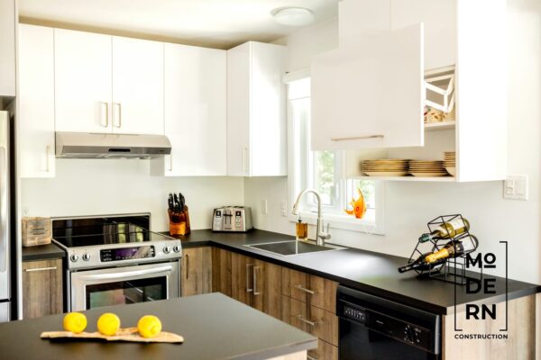 Cuisine moderne avec meubles en bois et citronnier.