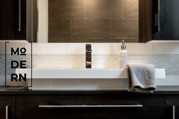 Salle de bain moderne avec lavabo design et miroir