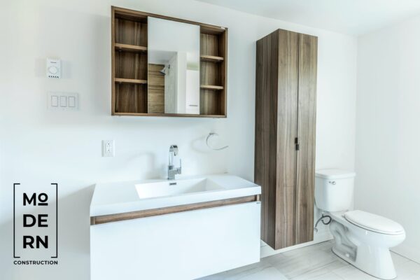 Salle de bain moderne avec lavabo et toilettes.