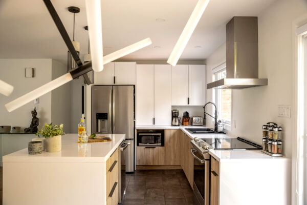 Cuisine moderne avec îlot et électroménagers inox.
