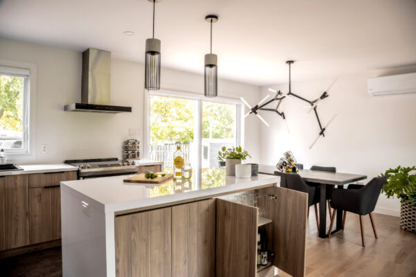 Cuisine moderne avec îlot central en bois.
