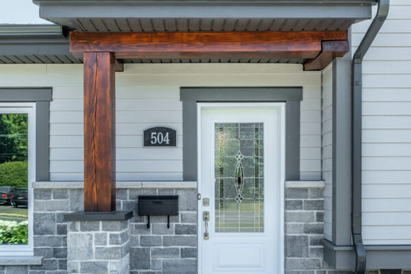 Entrée moderne avec porte vitrée et numéro 504.
