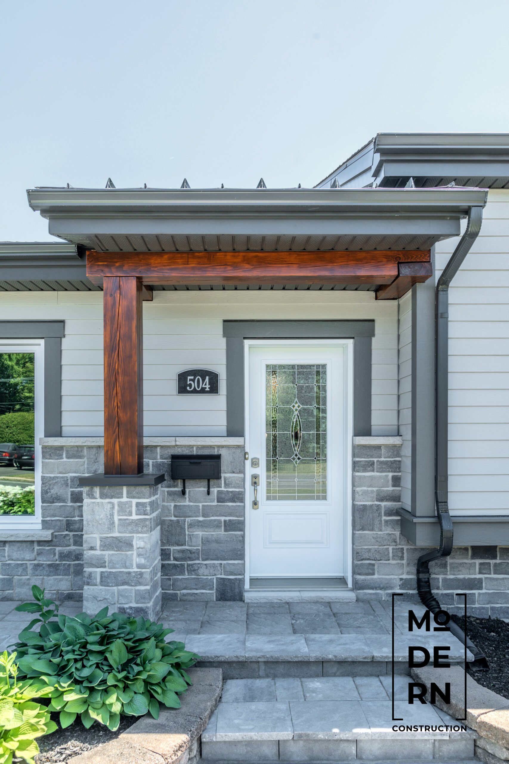 Entrée moderne d'une maison en pierre.