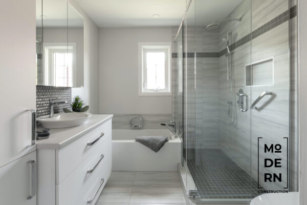 Salle de bain moderne avec douche en verre