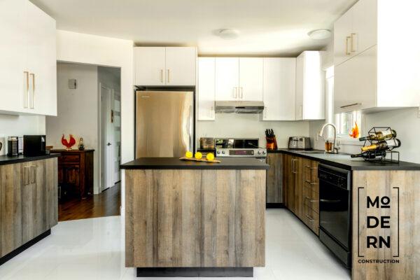 Cuisine moderne avec meubles en bois et appareils inox.