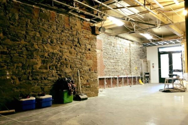 Rénovation intérieure avec murs en pierres apparentes.