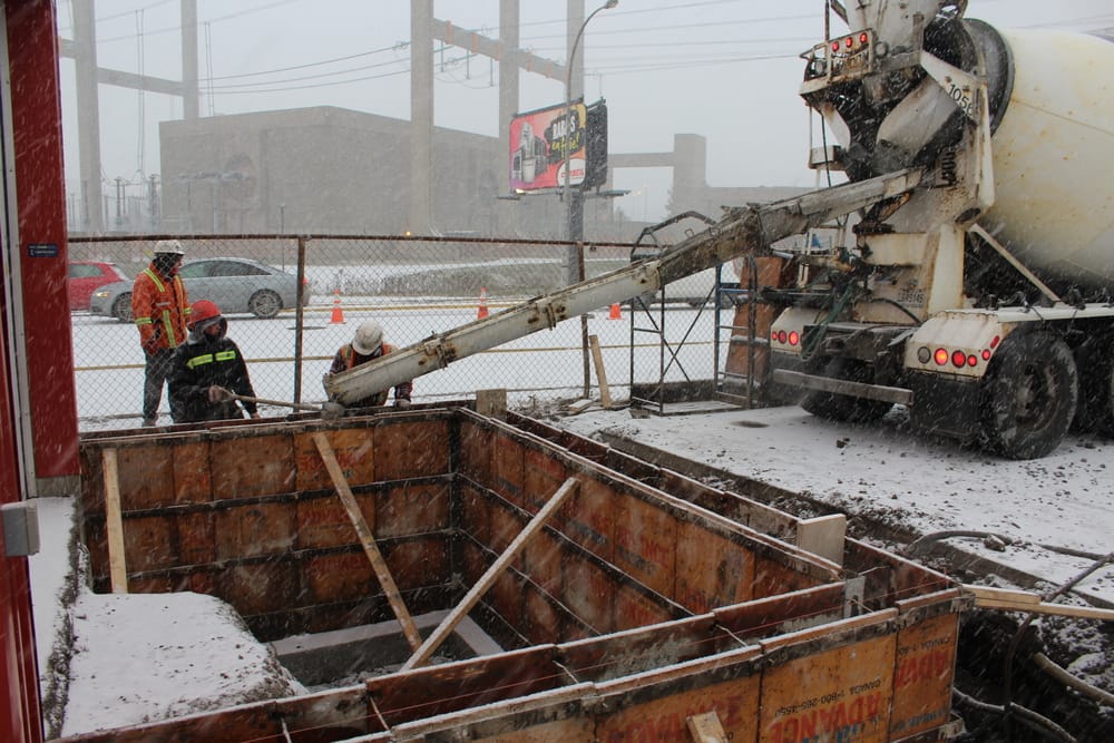 Chantier sous la neige avec camion bétonnière
