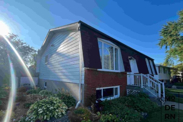 Maison rouge avec entrée blanche ensoleillée