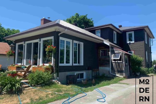 Maison moderne avec jardin fleuri