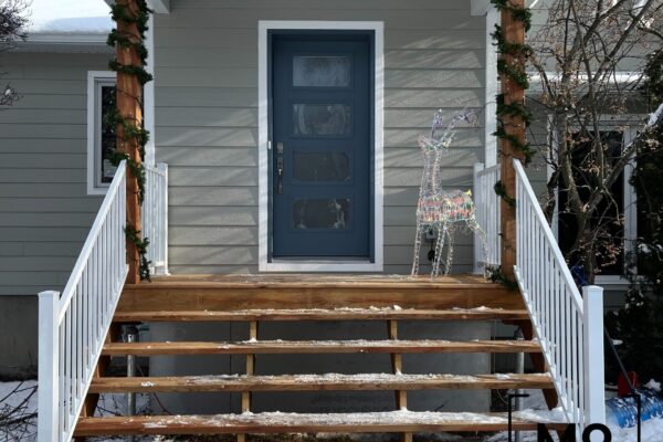 Entrée de maison moderne sous la neige.