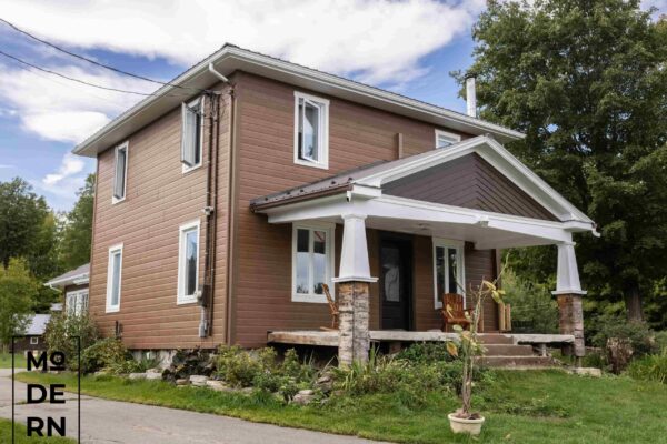 Maison moderne à deux étages avec jardin.
