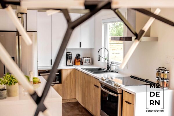 Cuisine moderne avec appareils en inox et bois