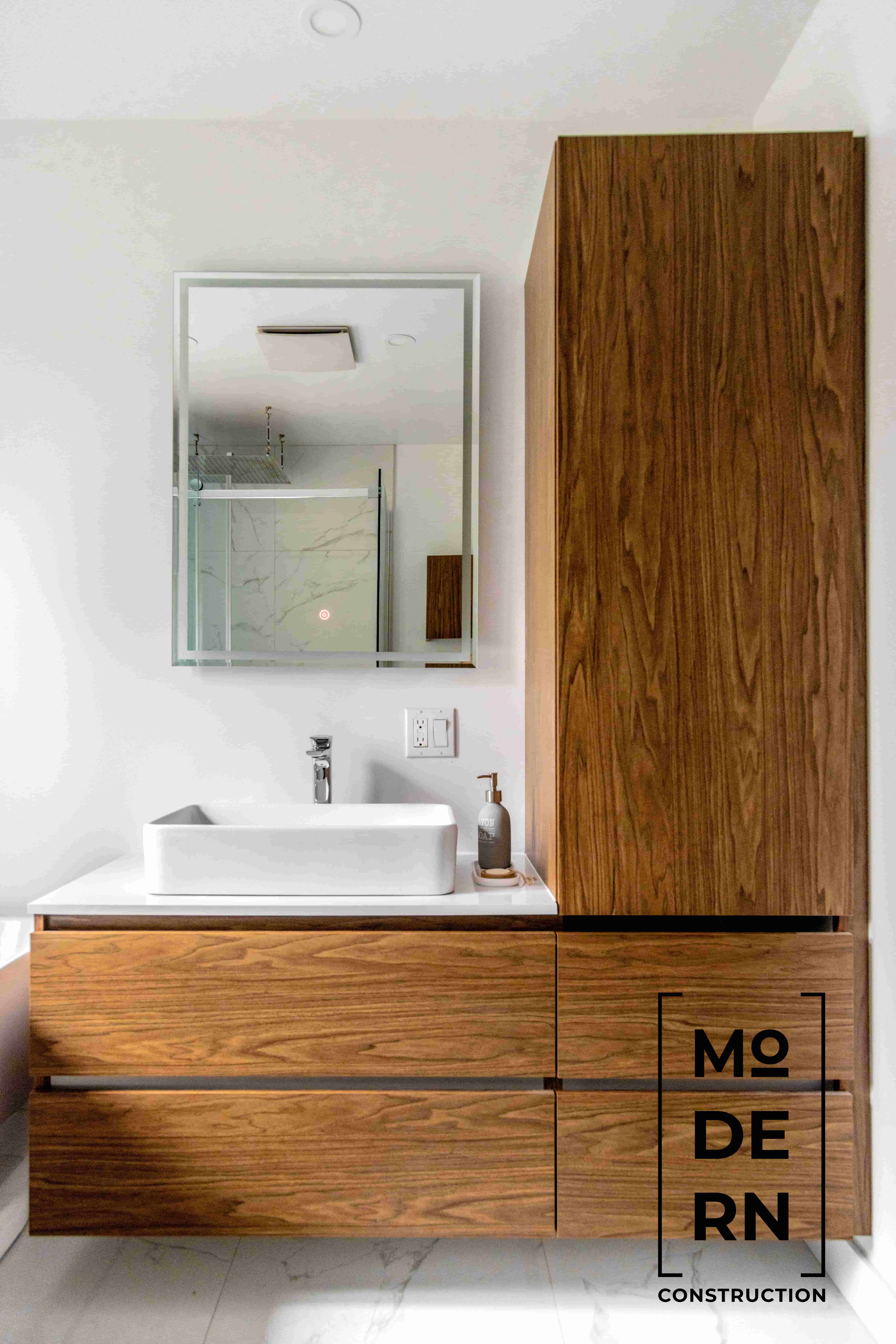 Salle de bain moderne avec meuble en bois.