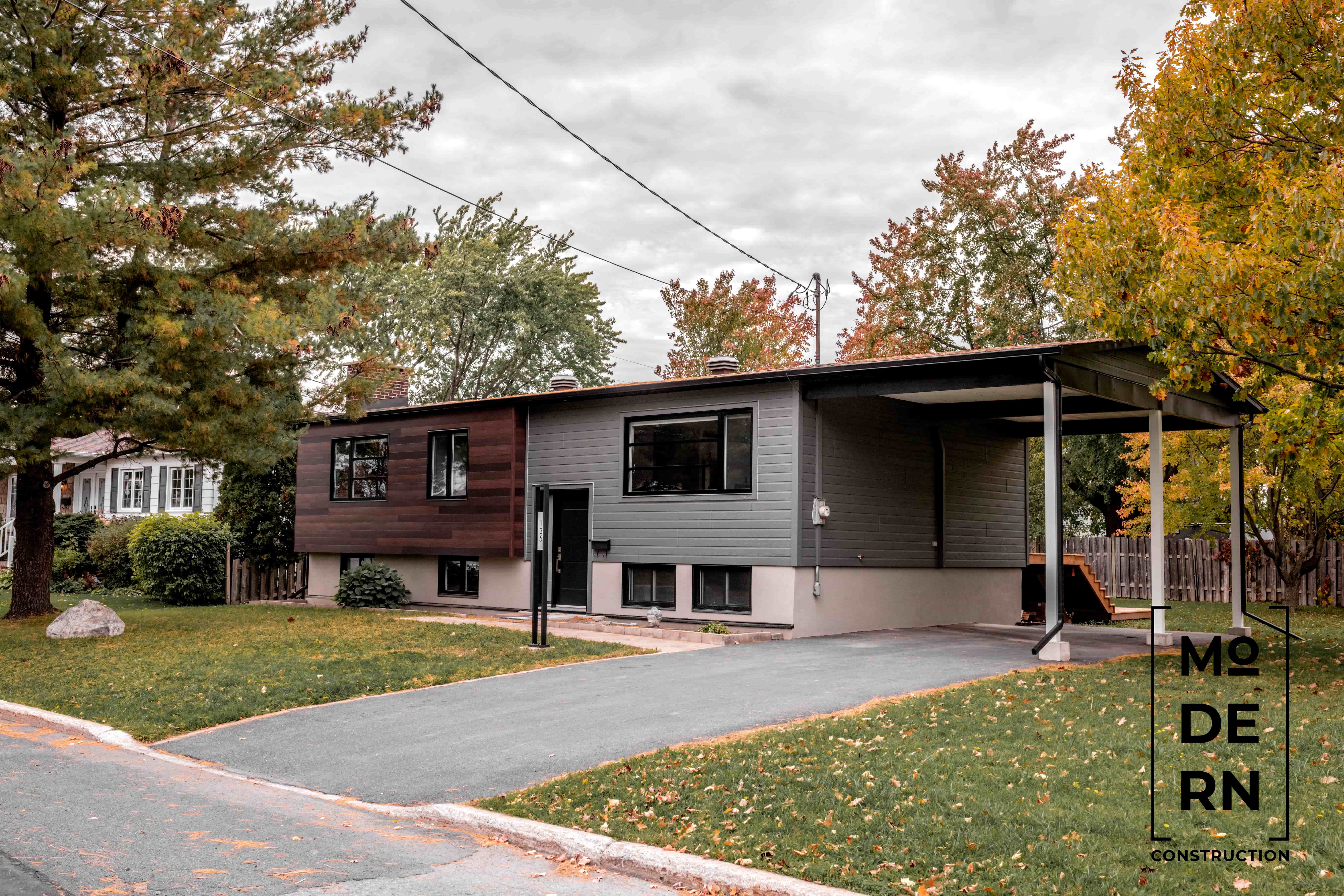 Maison moderne entourée d'arbres à l'automne.