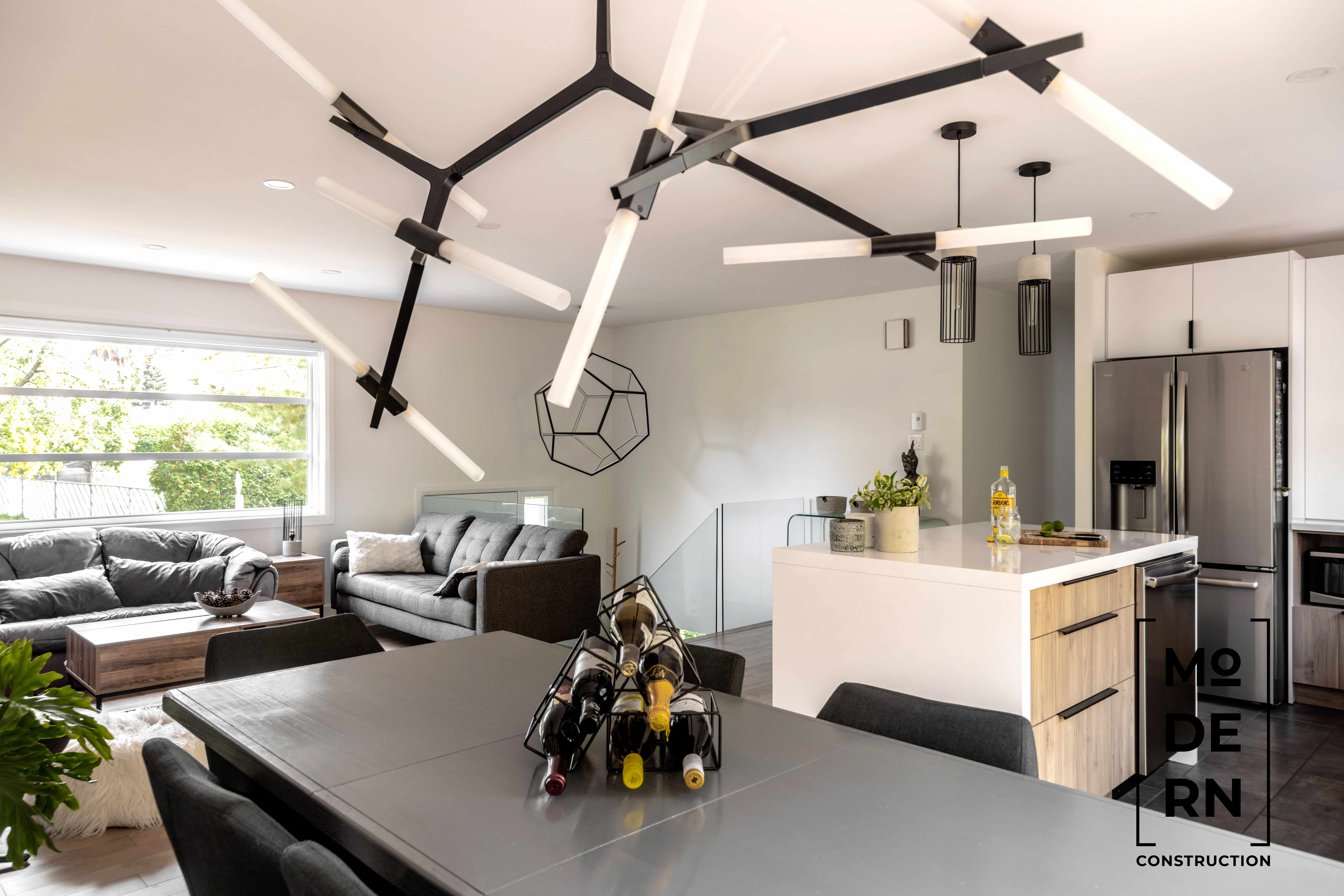 Intérieur moderne avec salon et cuisine ouverts.