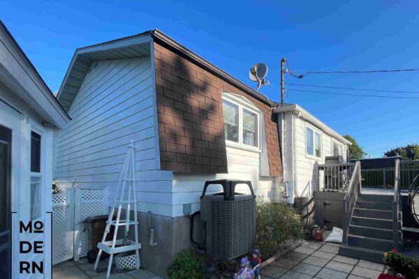 Maison avec terrasse et escalier extérieur.