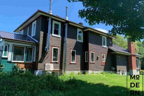 Maison moderne en bois avec cheminée.