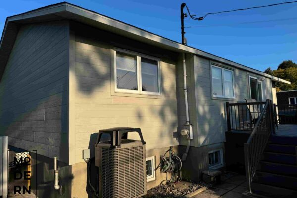 Maison avec terrasse et pompe à chaleur.