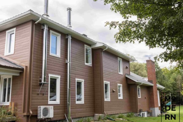 Maison moderne avec bardage en bois brun.