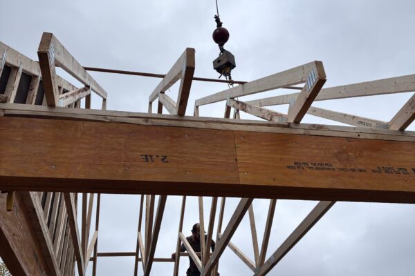 Construction de toit en bois avec grue.