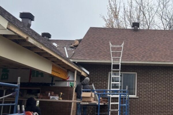 Travailleurs sur un toit en construction.