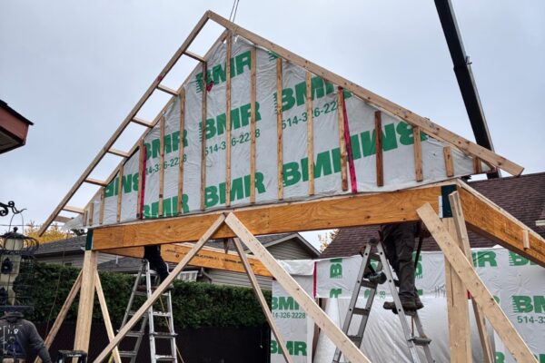 Construction d'une maison avec ossature en bois.