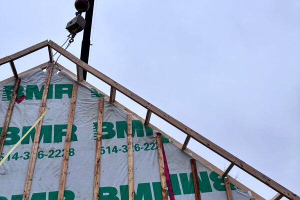 Construction de toit avec structure en bois